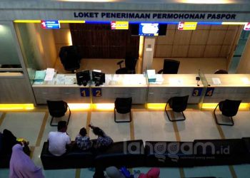 Beberapa masyarakat tengah melakukan pengurusan paspor di Kantor Imigrasi Kelas I TPI Padang. warga asing
