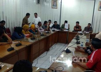 Sejumlah PKL Pasar Raya Padang dengar pendapat dengan DPRD Padang