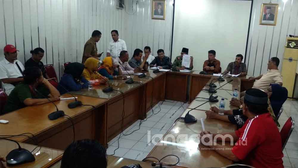 Sejumlah PKL Pasar Raya Padang dengar pendapat dengan DPRD Padang