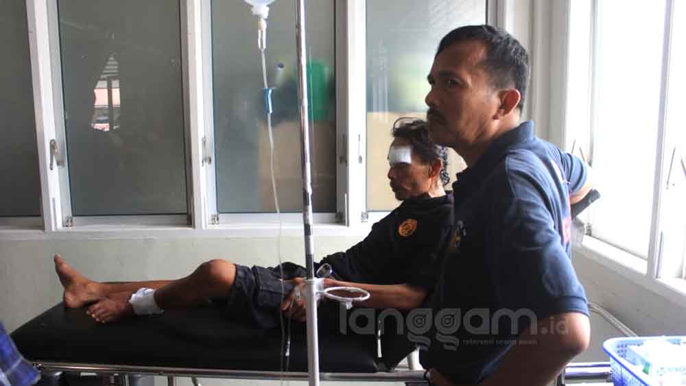 Pelaku perampokan toko emas di Kota Padang saat mendapatkan perawatan medis di RS Bhayangkara Polda Sumbar