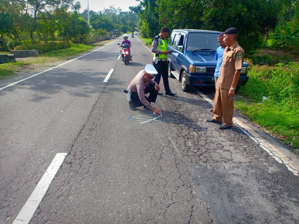 Pengendara Sepeda Motor Meninggal Terpental di Jalan Solok