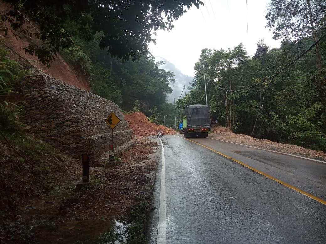 6 Jam Terganggu Longsor, Jalan Sumbar-Riau Kembali Lancar