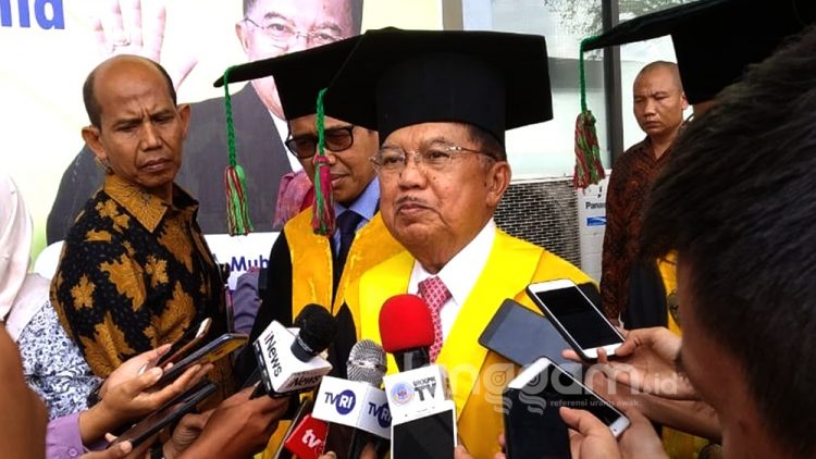 Jusuf Kalla usai dikukuhkan menjadi Doktor Honoris Causa atau Dr. (H.C) oleh Universitas Negeri Padang (UNP) di Padang. (Foto: Rahmadi)