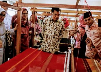 Jusuf Kalla (tengah) dan Ibu Mufidah Kalla (kiri) saat kunjungi sentra tenun. (Foto: Humas Pemkab Tanah Datar)