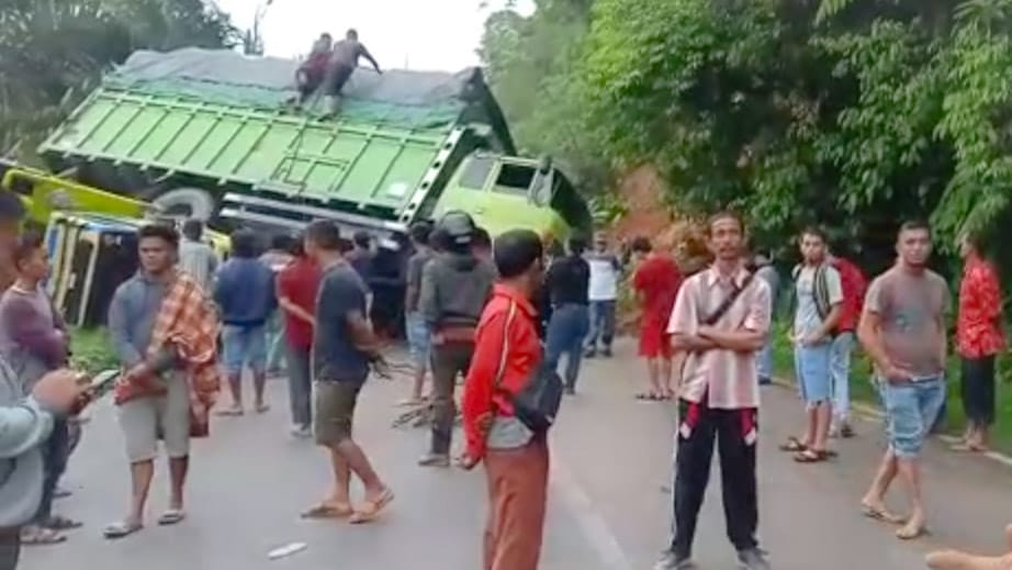 3 Mobil Terseret Longsor Limapuluh Kota, Sumbar-Riau Putus Hampir 6 Jam