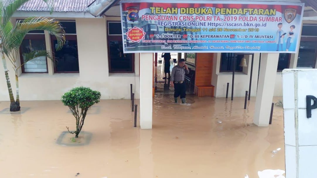 Banjir Solok Selatan, Polsek dan Rumah Dinas Polisi Terendam Setengah Meter