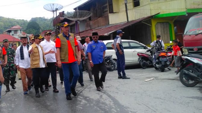 Sambangi Korban Banjir Bandang Solsel, Kepala BNPB: Guru Sedang Terganggu