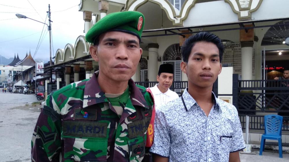 Aksi Heroik Wahyu dan Babinsa Berupaya Selamatkan Balita Terseret Arus Saat Banjir Solok Selatan