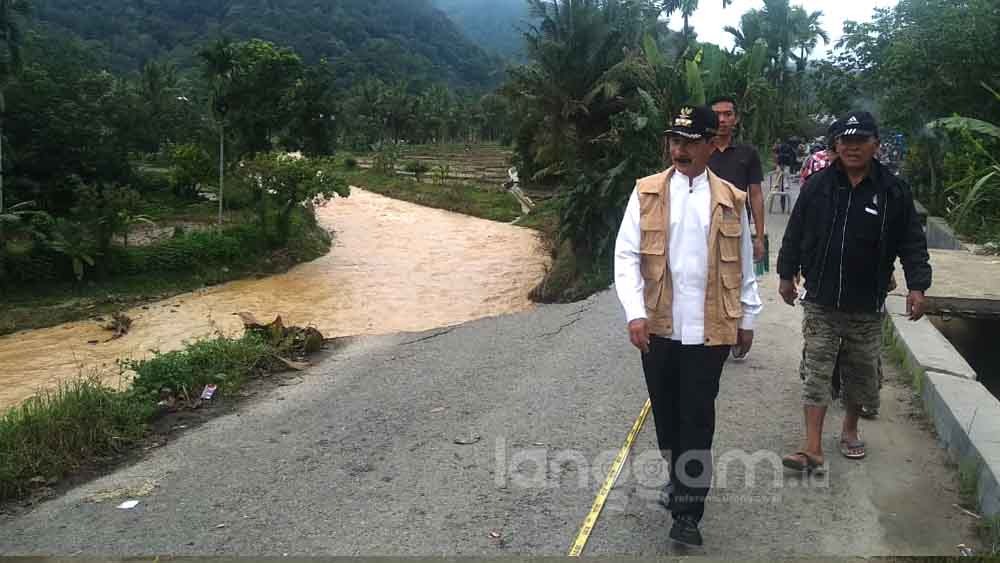 Bupati Solok Selatan, Muzni Zakaria saat meninjau lokasi banjir (Foto: Irwanda/Langgam.id)
