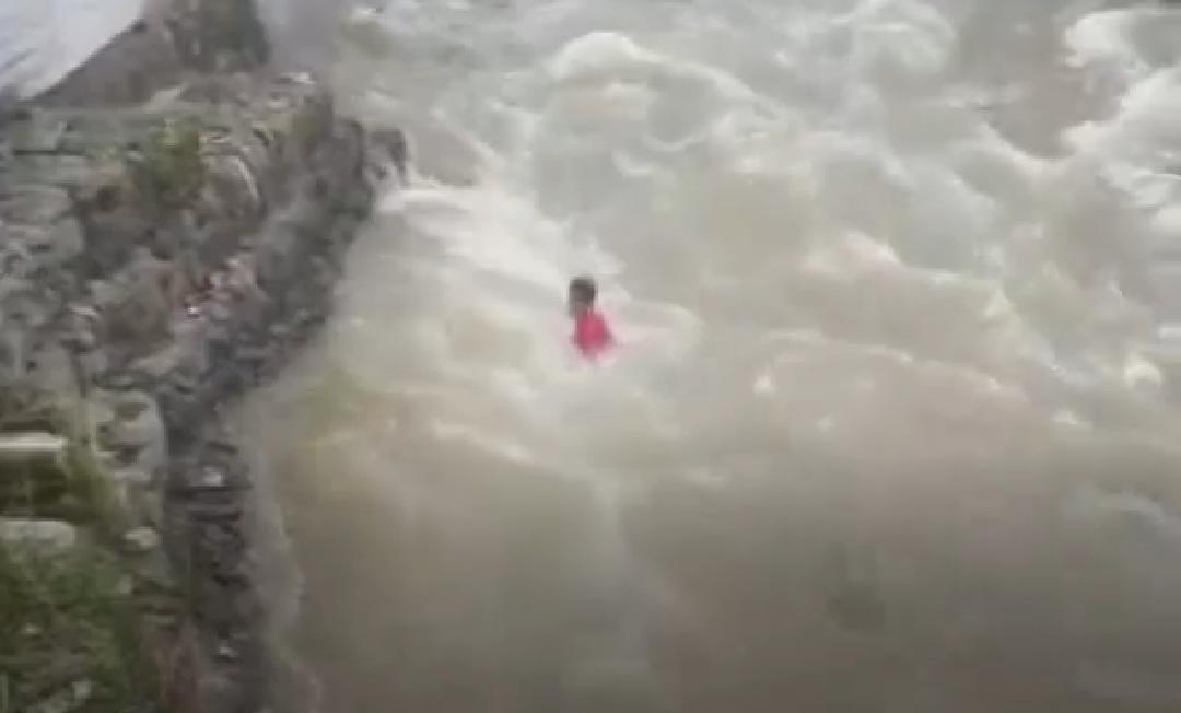 Video: Aksi Heroik Warga Solsel Dibantu Babinsa Saat Evakuasi Balita Hanyut di Sungai