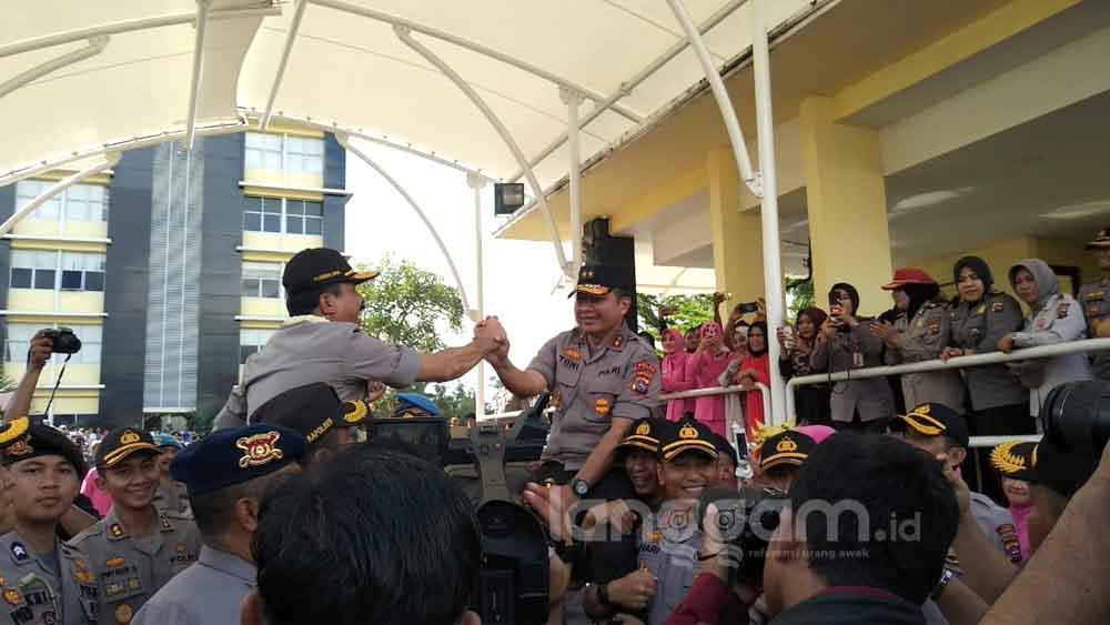 Digendong Kapolres dan Dilepas Ratusan Warga, Irjen Pol Fakhrizal Tinggalkan Polda Sumbar