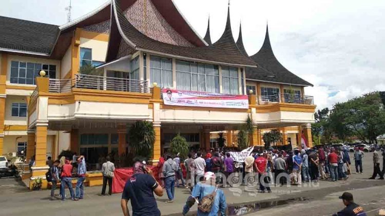 Hak tak dibayarkan perusahaan, ratusan karyawan PT. Inkud Agritama datangi kantor Bupati Passaman Barat (Foto: Iyan/Langgam.id)