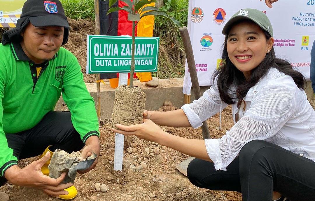 Olivia Zalianty Tanam Pohon di Payakumbuh dengan Wali Kota