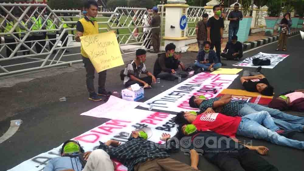 Sejumlah mahasiswa menggelar aksi solidaritas untuk menyelematkan umat muslim Uighur di depan Kantor Gubernur Sumatra Barat