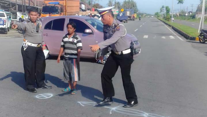 Petugas Satlantas Polresta Padang saat melakukan olah TKP di Jalan By Pass Padang