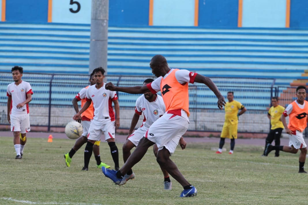 Peman Semen Padang FC sedang latihan di lapangan
