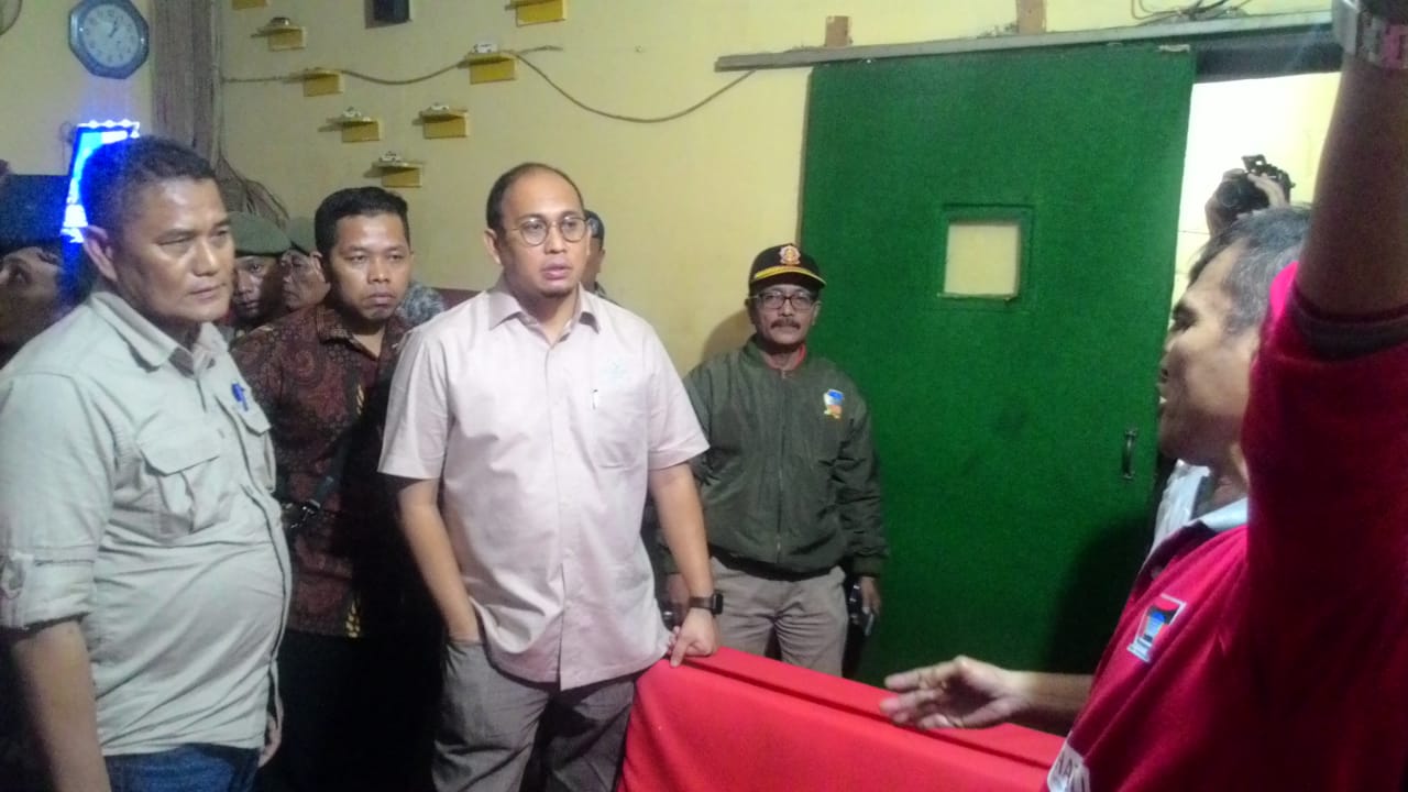 Anggota DPR RI, Andre Rosiade saat merazia sejumlah kafe tempat hiburan malam di Kota Padang. (ist)