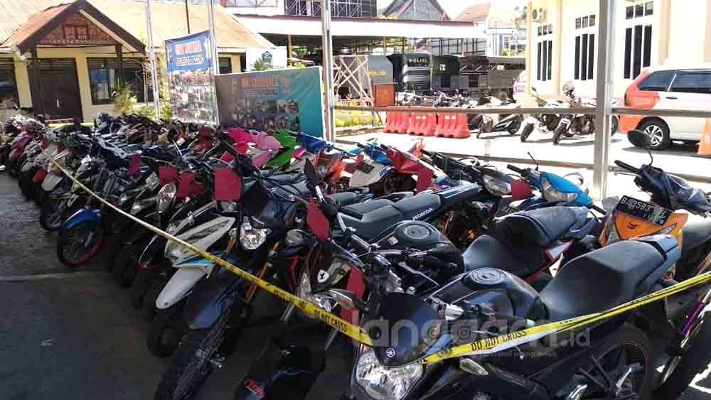 55 unit sepeda motor hasil pencurian di Polresta Padang. (Foto: Irwanda)