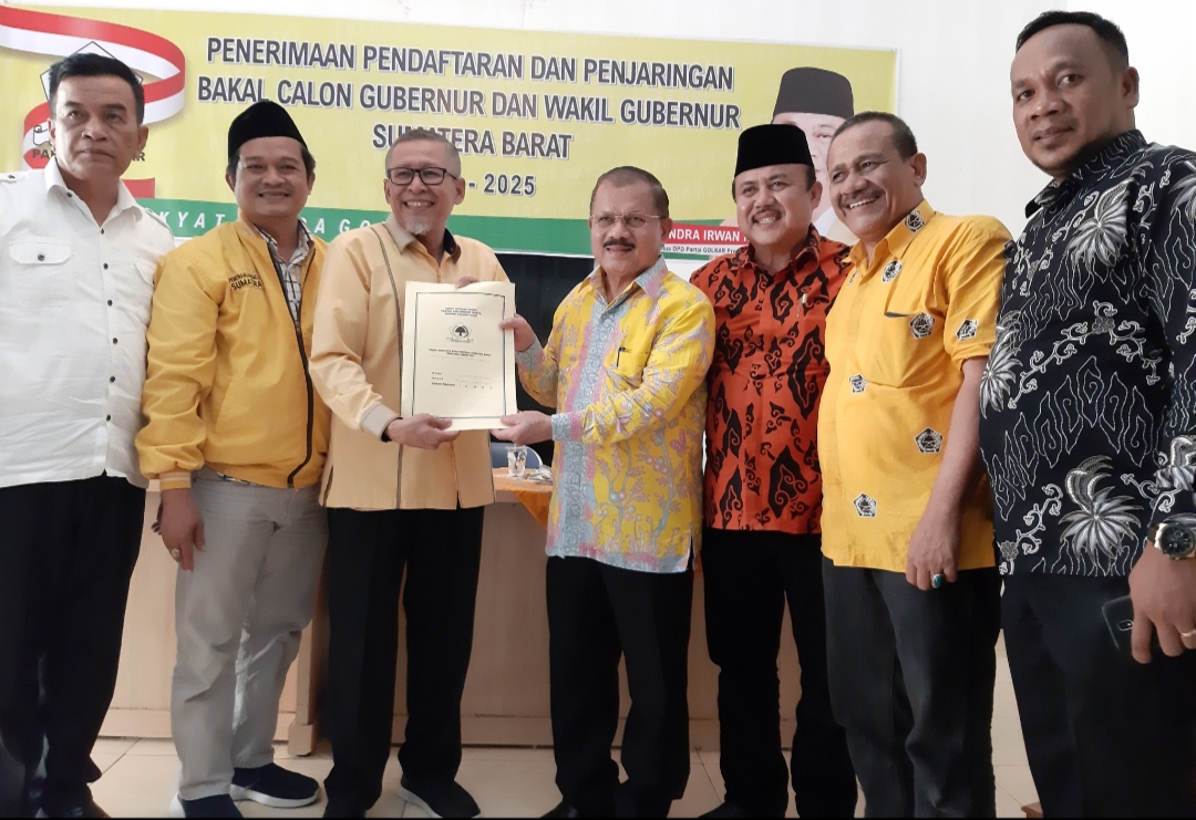 Bupati Kabupaten Padang Pariaman, Ali Mukhni, mendaftar sebagai calon gubernur ke Dewan Pimpinan Daerah Partai Golkar Sumatera Barat (Sumbar)