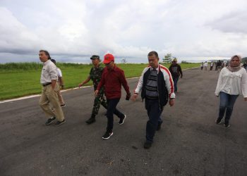 Wakil Gubernur Sumbar, Nasrul Abit, saat turun dari pesawat dan meninjau Bandara Rokot Mentawai bersama Deputi Bidang Koordinasi Infrastruktur Kemenko Kemaritiman. (Humas Pemprov Sumbar)