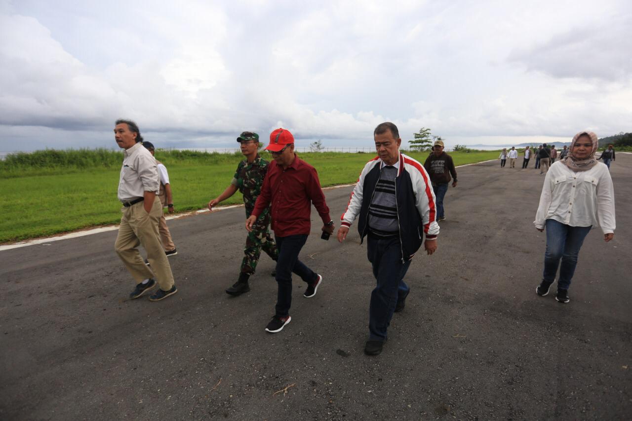 Wakil Gubernur Sumbar, Nasrul Abit, saat turun dari pesawat dan meninjau Bandara Rokot Mentawai bersama Deputi Bidang Koordinasi Infrastruktur Kemenko Kemaritiman. (Humas Pemprov Sumbar)