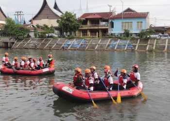 ACT Sumbar menggelar pelatihan penyelematan korban bencana dalam air. (Sumber: ACT Sumbar)