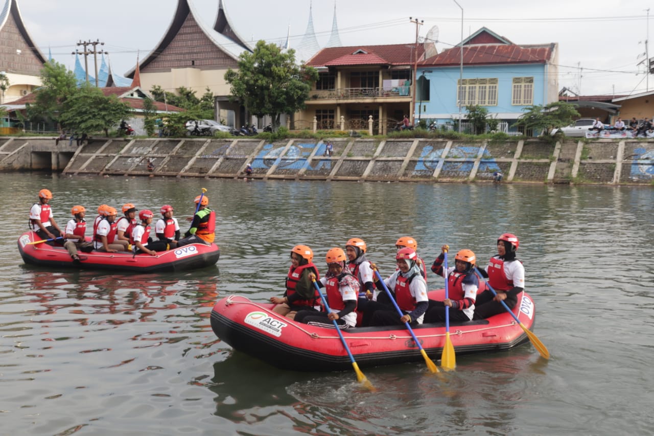ACT Sumbar menggelar pelatihan penyelematan korban bencana dalam air. (Sumber: ACT Sumbar)