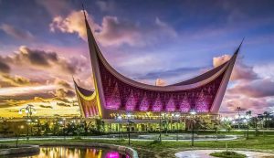 Masjid Raya Sumatra Barat. (Sumber: Istimewa/@pesonaid_travel)