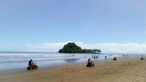 Pantai Aia Manih. (Sumber: Istimewa/@dedetsaugia)