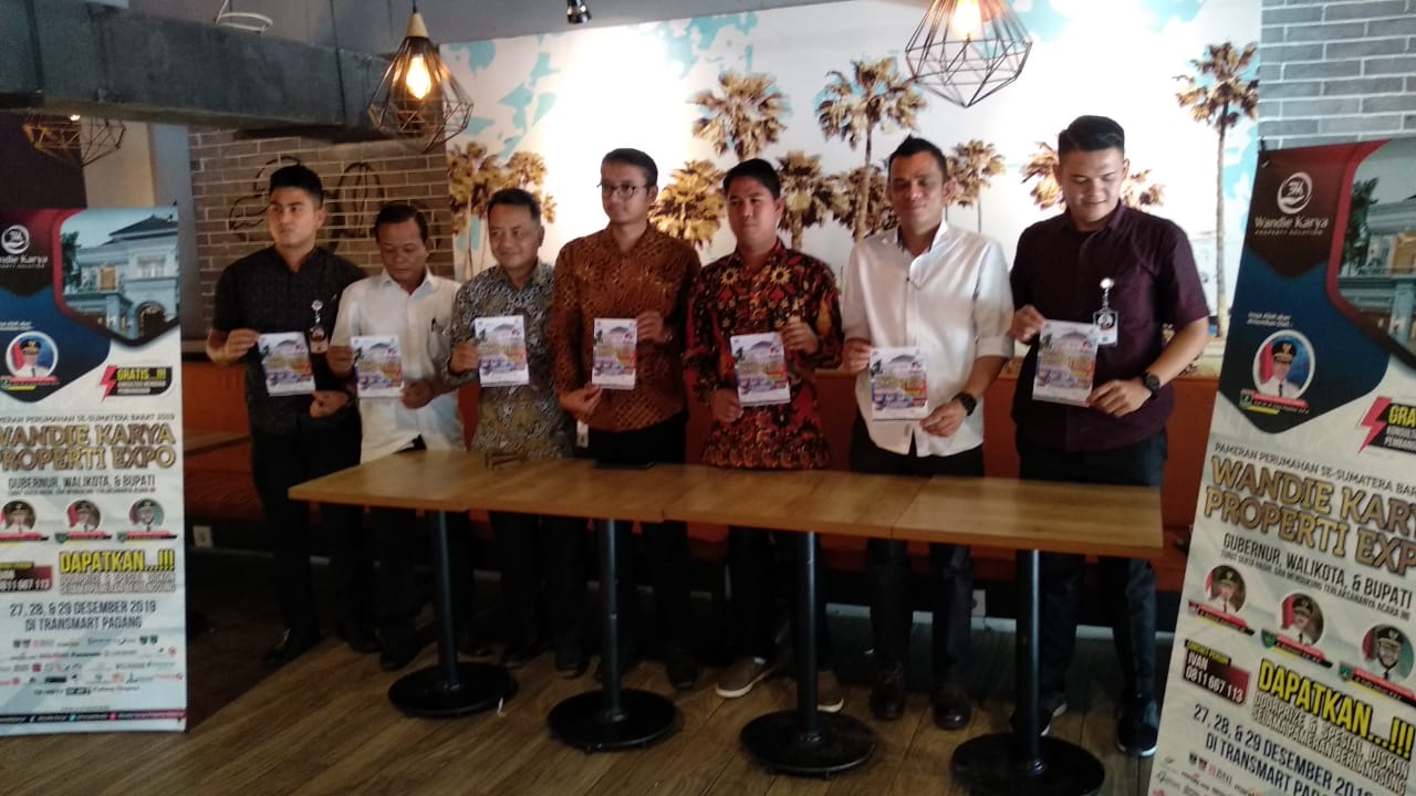 Para penyelenggara Wandie Karya Properti Expo memberikan keterangan kepada awak media