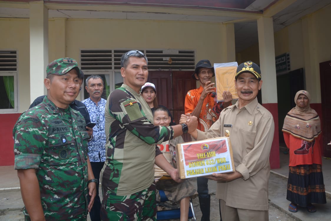 Danrem 032/Wirabraja, Brigjen TNI Kunto Arief Wibowo, menyerahkan bantuan bibit tanaman kepada Bupati Solok Selatan, Muzni Zakaria untuk korban banjir Solsel