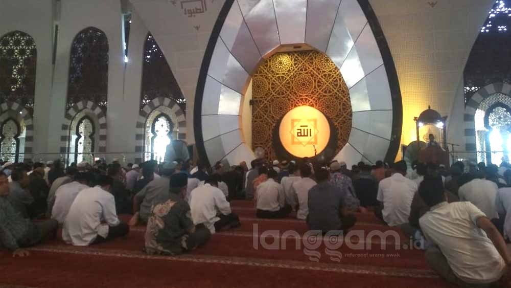 Warga Padang melaksanakan salat khusuf menyambut gerhana matahari di Masjid Raya Sumbar. (Foto: Rahmadi)