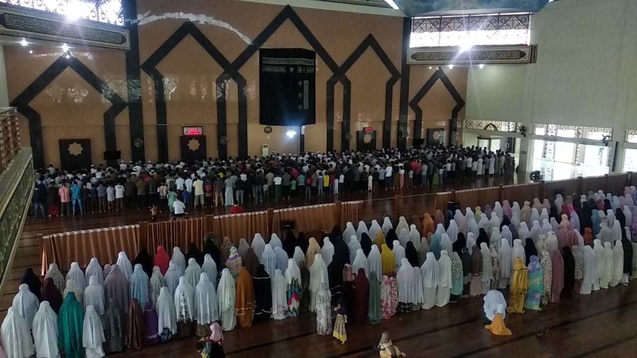 Warga Solok menggelar salat khusuf gerhana matahari di Masjid Agung Al-Muhsinin. (Foto: ist), salat tarawih ramadan