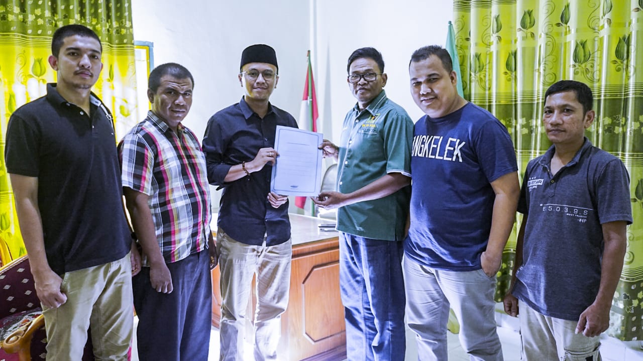 Faldo Maldini menyerahkan daftar riwayat hidup ke PPP Pesisir Selatan