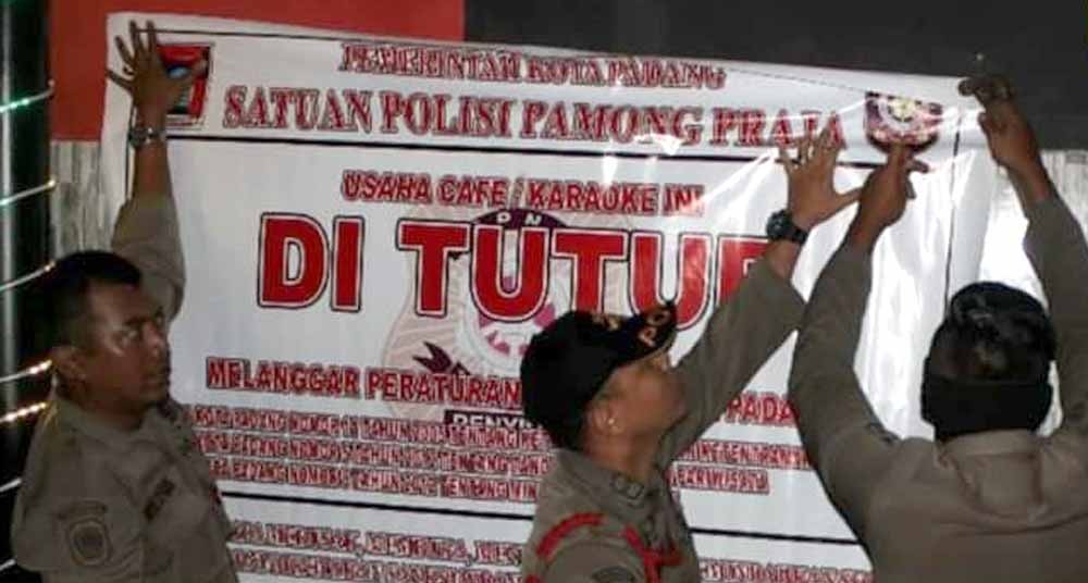 Satpol PP Padang menyegel kafe hiburan malam tanpa izin