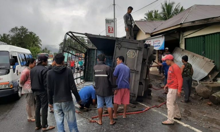 Kecelakaan Tunggal di Baso, Truk Sayur Tergolek di Tengah Jalan