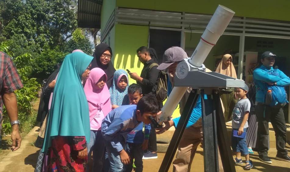 Anak-anak mengintip gerhana di Bukit Ase