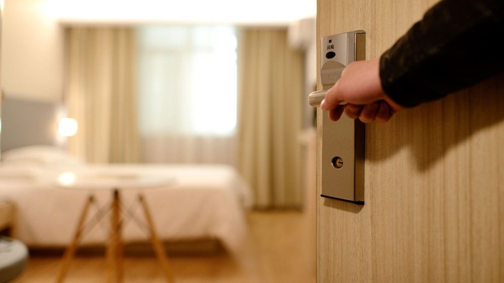 Ilustrasi - kamar hotel. (Foto: ming dai/pixabay.com)