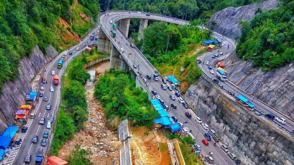 Jalan kelok sembilan ramai jelang tahun baru