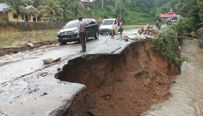 Curah Hujan Tinggi, Jalan Batusangkar-Sitangkai Amblas di Kilometer 20