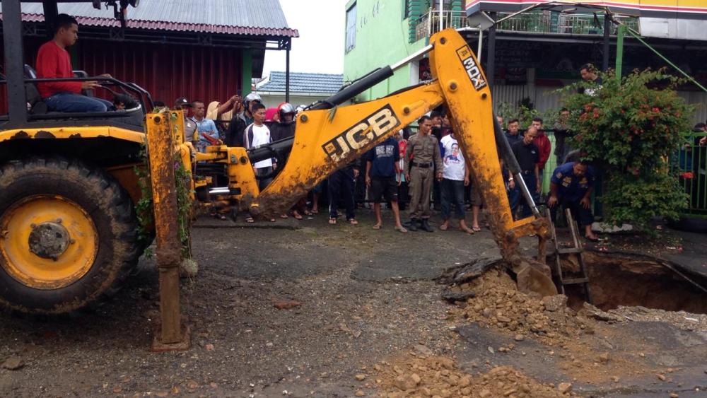 Alat berat mencari korban hilang di lubang akibat banjir