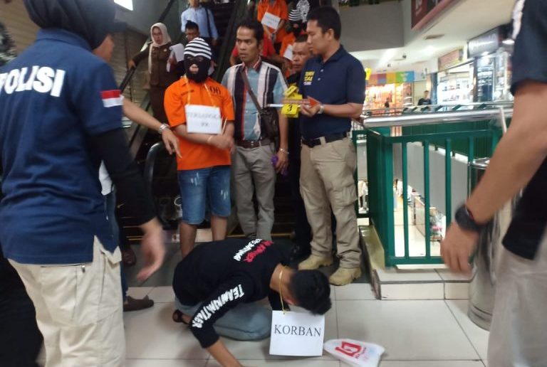 Polres Bukittinggi Rekonstruksi Penganiayaan di Plaza Ramayana, Korban Meninggal Dikeroyok