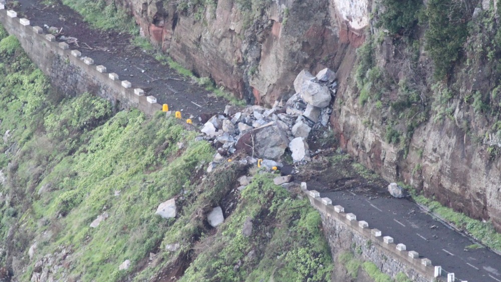 Batu besar longsor di Bukit Lampu Padang
