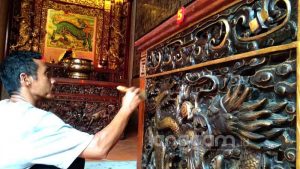 Kelenteng See Hin Kiong di Kota Padang mulai dibersihkan. (Foto: Irwanda)