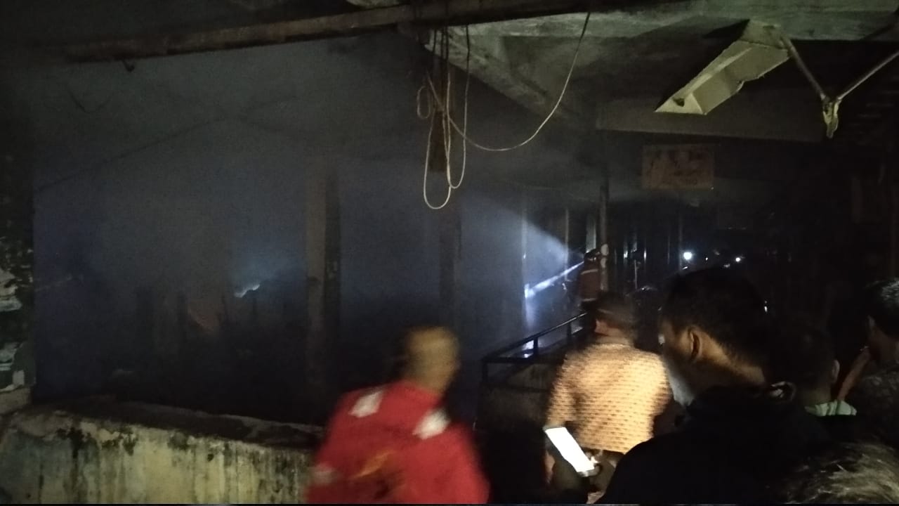 Kebakaran di Pasar Raya Padang, Petugas Masih Berupaya Memadamkan