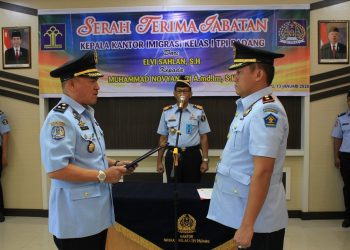 Elvi Sahlan (kiri) menyerahkan jabatan ke Muhammad Novryandri (kanan) selaku Kepala Imigrasi Kelas 1 TPI Padang.