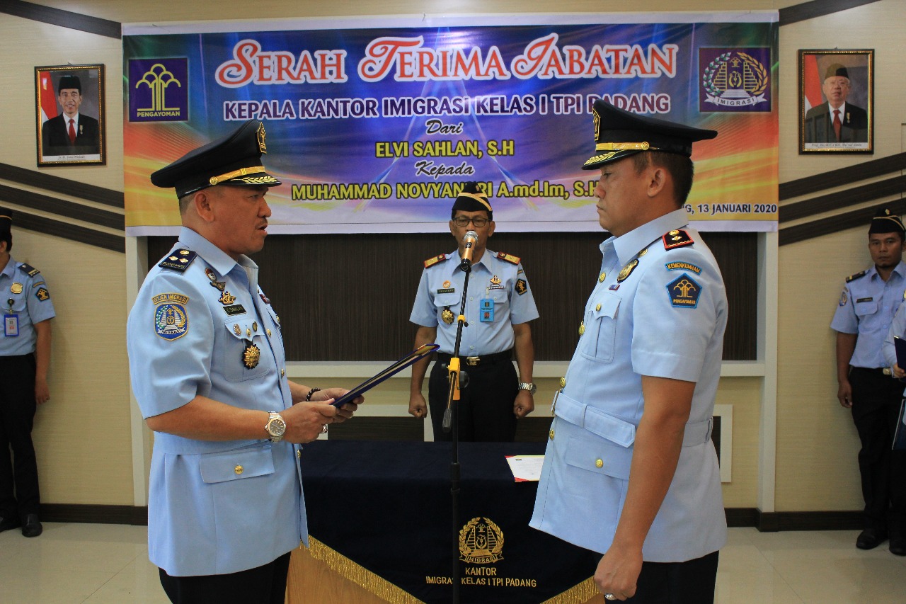 Elvi Sahlan (kiri) menyerahkan jabatan ke Muhammad Novryandri (kanan) selaku Kepala Imigrasi Kelas 1 TPI Padang.