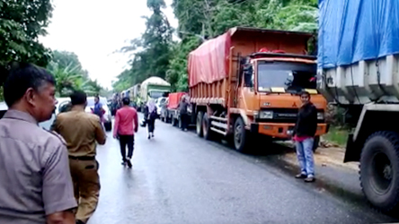 Macet di jalan Sumbar akibat banjir