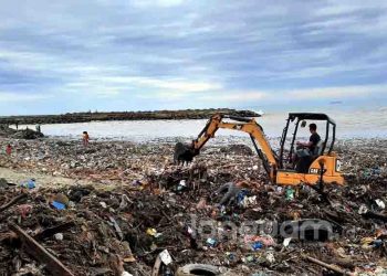 Tumpukan sampah di Pantai Padang