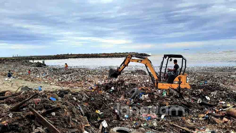 Tumpukan sampah di Pantai Padang
